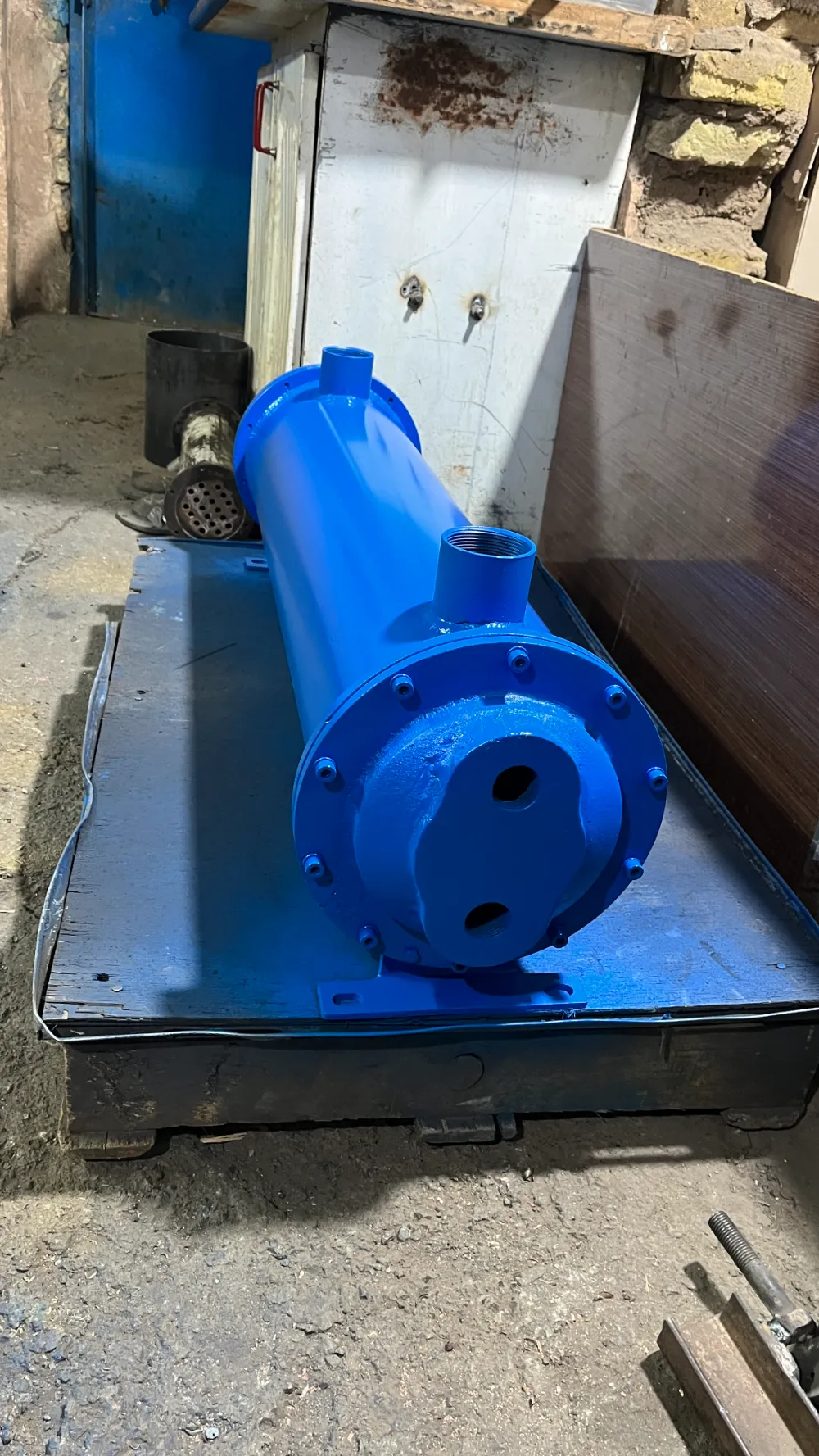 یک دستگاه مبدل حرارتی E-360 با سایز لوله 8/5 اینچ و نازل رزوه ای